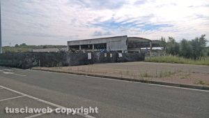 Viterbo - Smantellato il capannone di Mondo convenienza