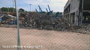 Viterbo - Smantellato il capannone di Mondo convenienza