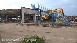Viterbo - Smantellato il capannone di Mondo convenienza