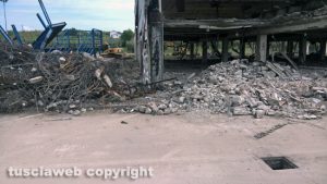 Viterbo - Smantellato il capannone di Mondo convenienza