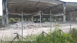 Viterbo - Smantellato il capannone di Mondo convenienza