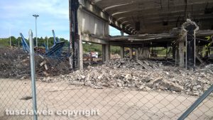 Viterbo - Smantellato il capannone di Mondo convenienza