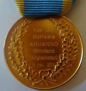 La medaglia d'oro al valore ad Aruanno 