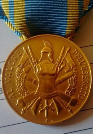 La medaglia d'oro al valore ad Aruanno 