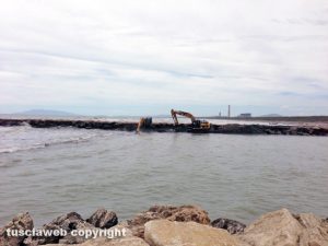 Montalto - Operazioni per togliere la sabbia dalla foce del fiume Fiora