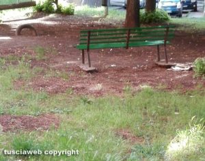 La panchina rotta nei giardini pubblici di via Lorenzo da Viterbo