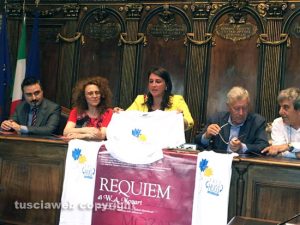 Al centro Luisa Ciambella con la maglia della giornata dell'abbraccio