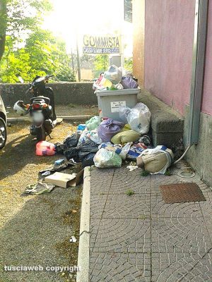 Viterbo - Rifiuti nei pressi di Porta Romana