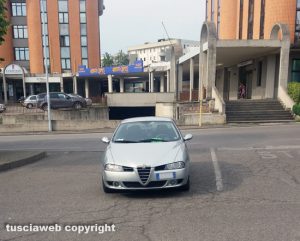 Parcheggio selvaggio in via Garbini
