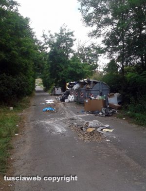 Viterbo - Rifiuti sulla Cassia nord
