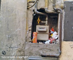 Viterbo - Via dell'Archetto - Contenitore pieno di immondizia