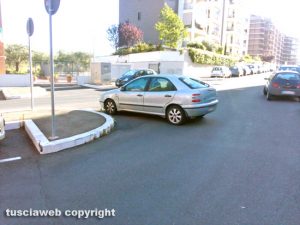 Viterbo - Parcheggio selvaggio in via S. Maria dell'Elce