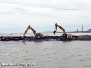 Montalto - Operazioni per togliere la sabbia dalla foce del fiume Fiora