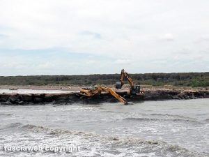 Montalto - Operazioni per togliere la sabbia dalla foce del fiume Fiora