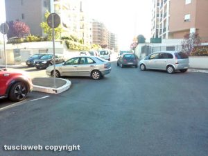 Viterbo - Parcheggio selvaggio in via S. Maria dell'Elce