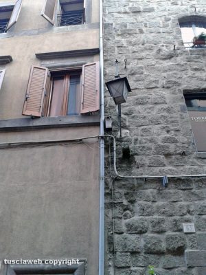 Viterbo - Lanterna rotta in via San Lorenzo
