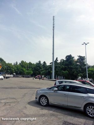 Viterbo - Il palo di telefonia mobile davanti alla piscina comunale