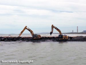 Montalto - Operazioni per togliere la sabbia dalla foce del fiume Fiora