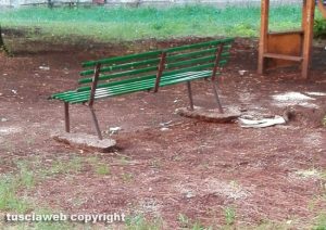 La panchina rotta nei giardini pubblici di via Lorenzo da Viterbo