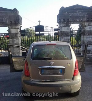 Civita Castellana - Madre e figlia chiuse dentro il cimitero