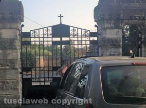 Civita Castellana - Madre e figlia chiuse dentro il cimitero