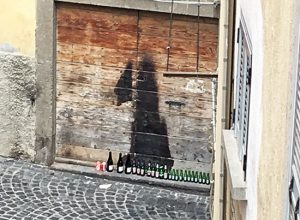 Viterbo - Le bottiglie di birra abbandonate a via santa Maria Egiziaca