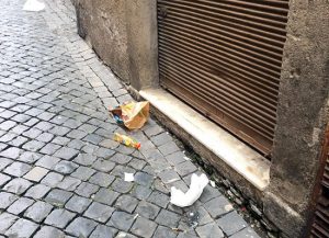 Viterbo - Resti di cibo abbandonati in via santa Maria Egiziaca