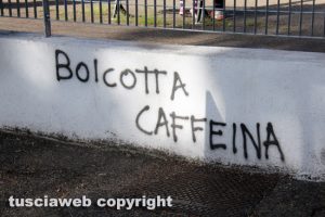 Viterbo - La scritta "Boicotta Caffeina"