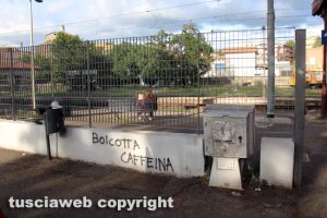 Viterbo - La scritta "Boicotta Caffeina"