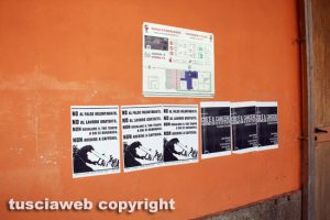 Viterbo - I manifesti contro Caffeina dell'Iskra Tuscia