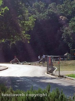 Viterbo - Valle Faul - Distrutta la recinzione del parco giochi - I vigili urbani sul posto