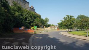 Viterbo - Valle Faul - Distrutta la recinzione del parco giochi