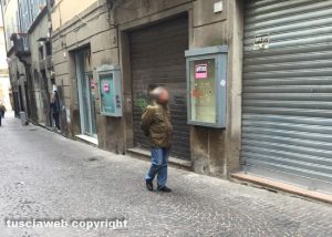 Viterbo - Negozi chiusi in via Saffi