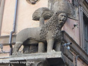 Viterbo - Il leone a piazza del Plebiscito