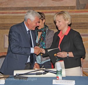 Lo scambio dei doni con la ministra svedese