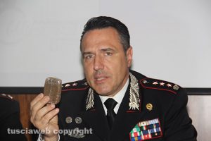 Bassano Romano - Il colonnello Mauro Conte mostra uno dei panetti di hashish sequestrati