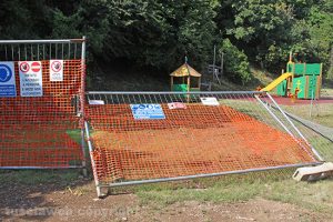 Viterbo - Valle Faul - Distrutta la recinzione del parco giochi
