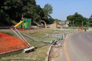 Viterbo - Valle Faul - Distrutta la recinzione del parco giochi