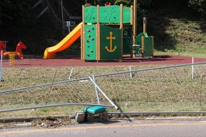 Viterbo - Valle Faul - Distrutta la recinzione del parco giochi