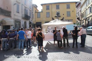 Viterbo - Immigrati, la protesta a piazza delle Erbe