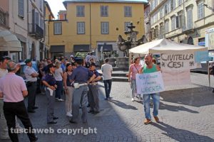 Viterbo - Immigrati, la protesta a piazza delle Erbe