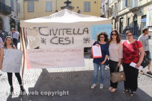 Il sindaco di Blera Elena Tolomei alla protesta in piazza delle Erbe