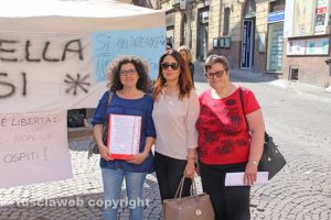 La sindaca di Blera Elena Tolomei alla protesta in piazza delle Erbe