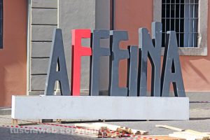 Il logo di Caffeina senza "C" a piazza del Comune