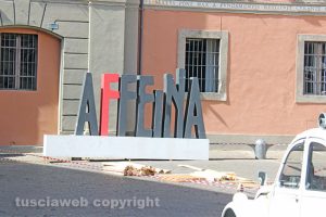 Il logo di Caffeina senza "C" a piazza del Comune 
