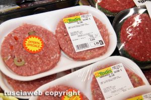 Economia - Gli hamburger con le olive del Todis di Viterbo
