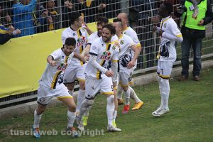 Sport - Calcio - Viterbese - L'esultanza dei gialloblù