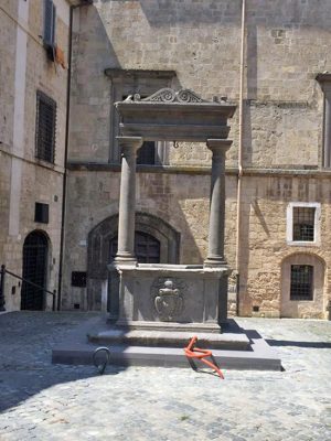 Tarquinia - Il pozzo Vipereschi in piazza Soderini