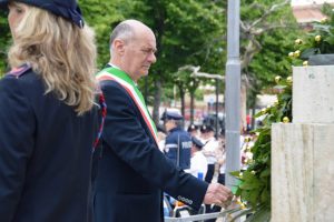 Tarquinia - Il sindaco Mazzola al monumento ai caduti 