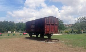 Tarquinia - Il vagone del 1935 alla cittadella di Semi di pace